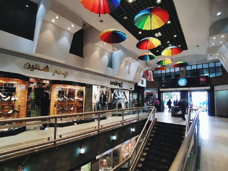 نمای داخلی مرکز خرید آسمان ونک در روز 
